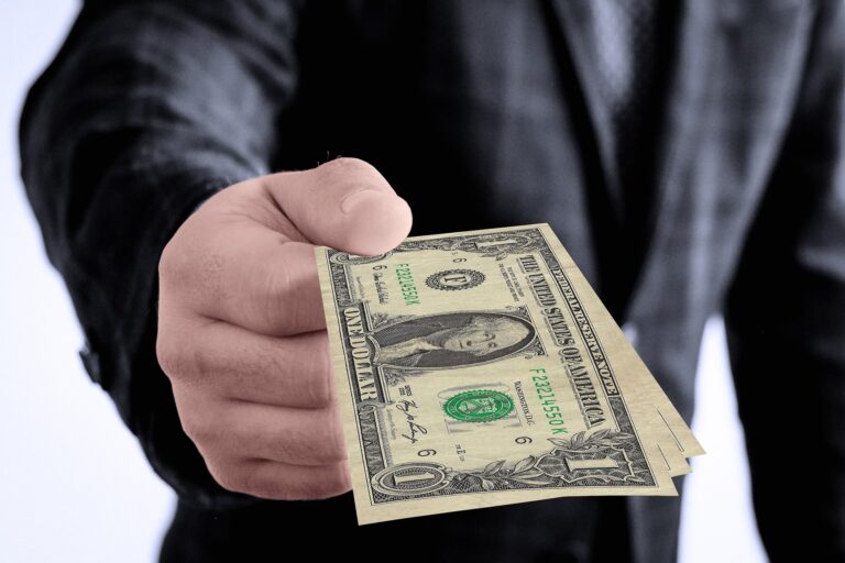 Is It Okay to Give a Gratuity (Tip) or Gift to an Aldi Worker?