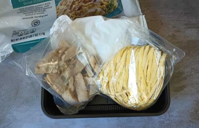 Park Street Deli Fettuccine with Alfredo Sauce and Grilled Chicken Meal Kit 2