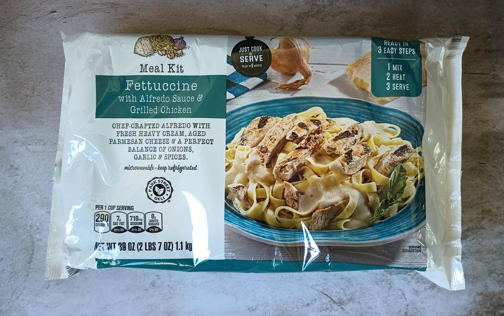 Park Street Deli Fettuccine with Alfredo Sauce and Grilled Chicken Meal Kit